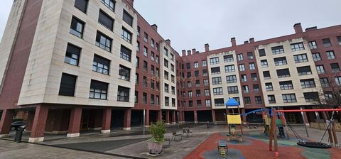 Local en estado aún de origen en la plaza aita Eusebio Arzelai número 20, de 91.44 m2. Está a pie de calle, y se encuentra en la zona más concurrida de Etxebarri, en la plaza con parque infantil, bidegorri y cubierto por soportales. Junto a este loca...