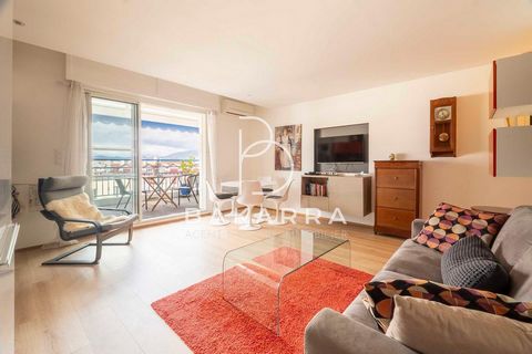 Very nice T2 apartment of 42.4 m² located in the heart of Saint-Jean-de-Luz, at the foot of the bay.  This perfectly located apartment, completely renovated is in impeccable condition, it offers an ideal terrace to enjoy the sunny days with a superb ...