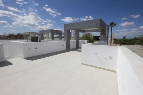 Bungalow de planta alta de 3 dormitorios con solarium privado a la venta en San Fulgencio(Alicante).~~Esta vivienda de nueva construcción consta de 3 dormitorios, 2 baños(uno de ellos en suite), salón-comedor-cocina, terraza, solarium privado, pérgol...