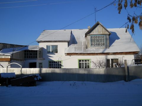Selling warm home for 43 pikete.140kv.m, 5 room, 2san site on 1 st floor bathroom with WC and bath suite, large bath, Pool Cool, Hot voda.Tsentralnoe heating .. Garden five hundred, Hawse. postroyki.Garazh HA2 machine. Very convenient месторасположен...