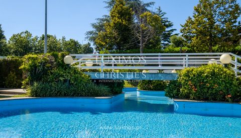Magnificent villa , for sale , with pool and terrace, located in Maia, Porto. Property with good areas and ample spaces, in great state of conservation, where it stands out the exterior space with garden , terrace and pool . Located in quiet area, wi...