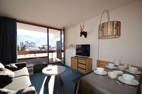 The Residence Chavière, with lift, is located in the heart of the Croisette, center of the resort, at the bottom of the slopes and 50m away from the start of the ski lessons. Shops, restaurants, the bus station and the sport center are nearby. Surfac...