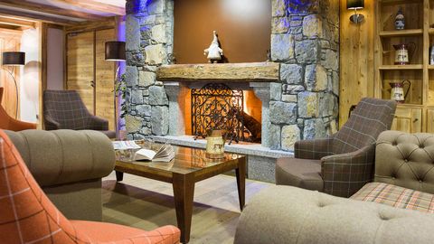 The residence Les Chalets de Layssia is located in the village resort of Samoëns. It will blend effortlessly with the surrounding landscape between town and mountain. This ski resort is famous for its quality of life and for its direct access into th...