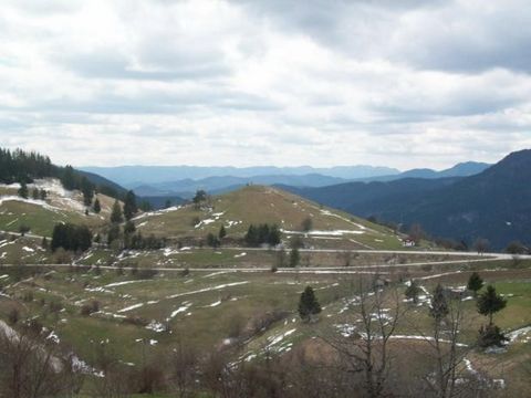 TEL: ... ;0301 69999/WIR BIETEN ZUM VERKAUF IMMOBILIEN-LANDWIRTSCHAFTLICHE FLÄCHEN 8000QM 2 KM VOM MALERISCHEN RHODOPEN-DORF MOMCHILOVTSI. DAS HOTEL LIEGT 15 KM. VOM SKIZENTRUM VON CHEPELARE, 15 KM VON SMOLYAN, 15 KM VON PAMPOROVO, 20 KM VOM DORF BAN...