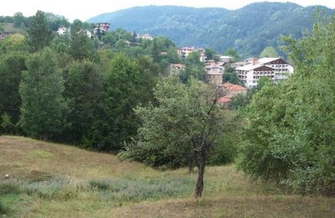 TEL.: ... ; 0301 69999/WIR BIETEN EIN GRUNDSTÜCK VON 3800 M² ZUM VERKAUF AN. IM MALERISCHEN RHODOPE-DORF PISANITSA, NUR 10 KM VON SMOLYAN, 10 KM VON PAMPOROVO ENTFERNT. ALLE VERBINDUNGEN-ASF. STRASSE, STROM, WASSER. AUF DEM GRUNDSTÜCK GIBT ES VIELE O...