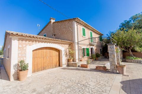 Living next to a village but at the same time having the advantages of privacy while preserving the Majorcan character with details of the past and first class materials. The house is located in the municipality of Sencelles in the locality of Binial...