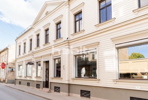 Boutique hus i ett centrum av Riga. Första våningen kommersiella lokaler som nu används som frisör och kosmetisk salong, kan planeras om. Andra våningar som används som bostadslokaler, kan planeras om till litet och fint hotell. Högkvalitativa renove...