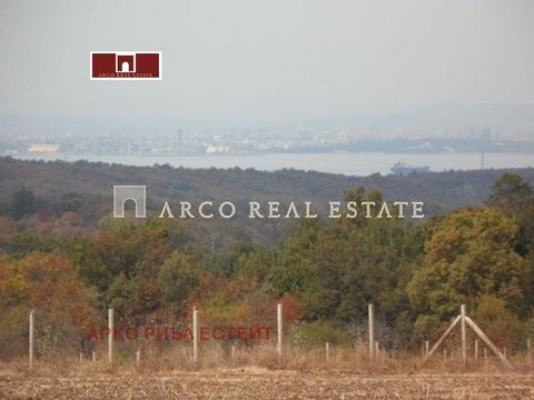 Arco Real Estate a le plaisir de proposer à la vente 10 000m2 dans les paramètres de réglementation et de construction selon le plan directeur actuel de la municipalité de Sozopol, village de Rosen, La propriété est de 6-7km. sur une route goudronnée...