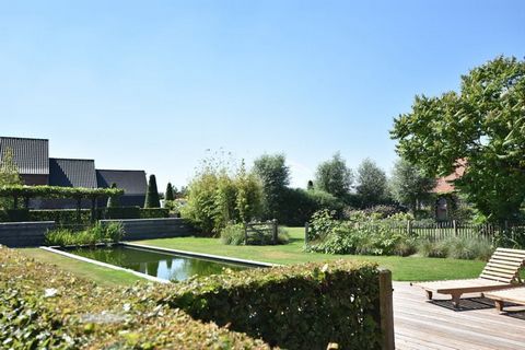 Votre belle maison de vacances avec jacuzzi et étang de baignade se trouve juste en-dehors du centre-ville de Lichtervelde. À côté de la maison, il y a une ferme pour enfants que les enfants peuvent utiliser gratuitement. La maison est luxueuse et am...