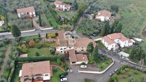 TUSCANY - FLORENCE/PISTOIA - QUARRATA TWO-FAMILY VILLA/FARMHOUSE WITH GARDEN ON THE HILL In the hamlet of Catena di Quarrata, immersed in the green hills overlooking the plains of Prato and Florence, a semi-detached terraced house of 340 m2, with a g...