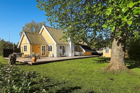 Dom wakacyjny całkowicie wyremontowany w 2018 r. położony ok. godz. 400 m od wybrzeża przy Tårup Strand. Na wybrzeżu utworzono duży pomost kąpielowy, z którego można korzystać. Domek wyposażony jest w salon z bezpośrednim wyjściem na otwarty taras. I...