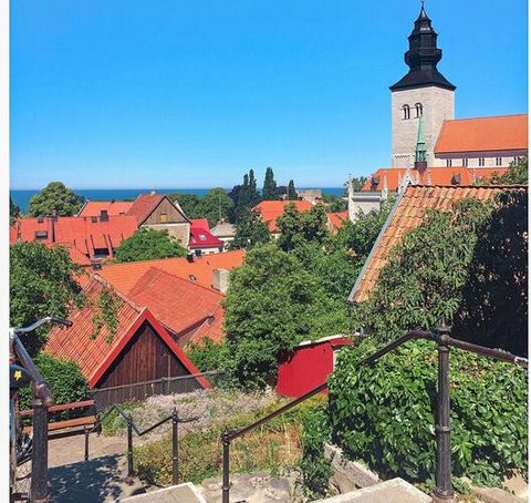 A warm welcome to the holiday paradise Gotland and a very nice apartment in central Visby in a quiet family area. It offers a cozy basement apartment with generous areas, whirlpool and private terrace. Convenient walking distance to the center, Visby...