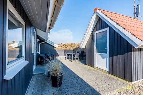 Sur un joli terrain isolé à Henne Strand se trouve un chalet en bois très confortable avec spa et sauna. Le chalet est décoré partout avec des couleurs vives. La cuisine et le salon sont en communication ouverte les uns avec les autres, et depuis les...