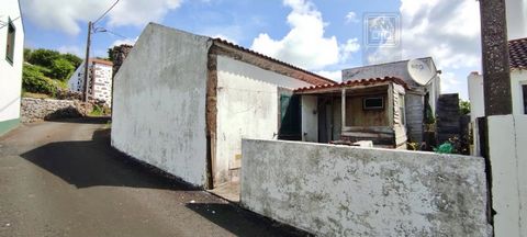 House of Typology T1 for sale, built on a single floor, located in a quiet area in the parish of Lomba, municipality of Lajes das Flores, Flores Island, Azores. The villa is situated next to the center of the parish, with easy access to the various c...