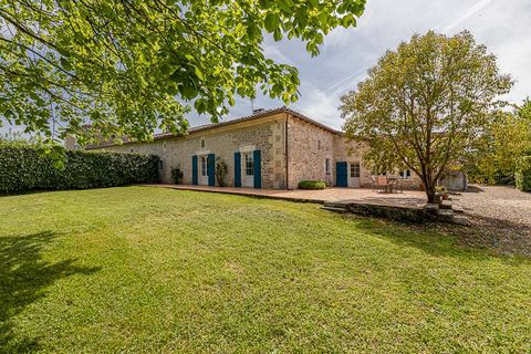 Dpt Charente (16), à vendre proche de ANGOULEME Maison pierre 418 m² habitables, grange 162 m², terrain 3 600 m²