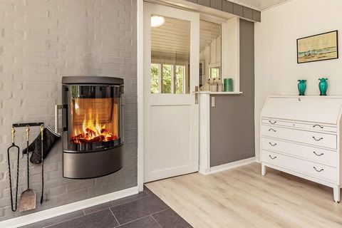 Ferienhaus bei Virksund mit Whirlpool im Bad für erholsame Stunden. Von der geräumigen Eingangsdiele aus gelangen Sie in den großen Gemeinschaftsraum, in dem Küche, Ess- und Wohnzimmer zu einer Einheit vereint sind. Im Wohnzimmer befindet sich ein kl...