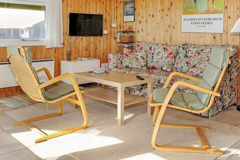 Well-kept cottage with sauna located approx. 400 meters from the North Sea. The well-equipped cottage has i.a. energy-friendly heat pump, wood-burning stove and free wireless internet. The living room, with i.a. dining area, is in open connection wit...
