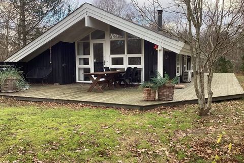 Ferienhaus in ruhiger und landschaftlich reizvoller Umgebung mit Zugang zu Terrassenflächen. Im Haus Eingangsdiele, ein Schlafzimmer mit Doppelbett und direktem Zugang zu einem Badezimmer mit Dusche, zudem zwei weitere Zimmer mit je einem Etagenbett ...