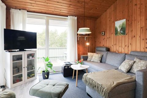 Maison de vacances située dans un quartier calme à env. 700 m de la plage adaptée aux enfants. La maison est bien entretenue et décorée de couleurs vives avec une cuisine ouverte et un salon avec i.a. poêle à bois. Du salon, il y a 2 sorties vers la ...