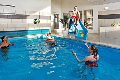 Dom wakacyjny około. 500 m od wody przy Skåstrup Strand. Basen ma 20 m² i ze zjeżdżalnią dla dzieci. Istnieje również trener pływania, więc przez cały tydzień możesz poprawić swoją kondycję poprzez codzienne pływanie połączone z czystym relaksem w ja...