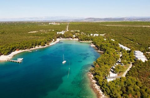 Luxuriously equipped apartments including 2x weekly cleaning, right on the beach and surrounded by a centuries-old pine forest, in the picturesque bay of Crvena Luka. Here you will find several gently sloping small pebble and sandy beaches with bathi...