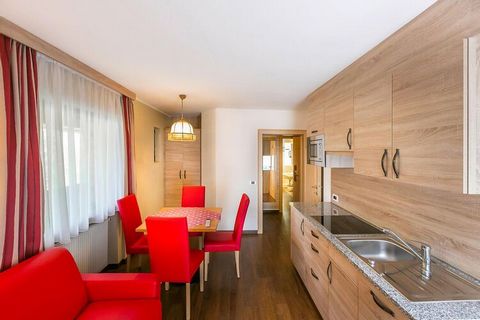 Twój dom wakacyjny znajduje się w słonecznym miejscu na zboczu, tylko ok. 1 km od Ortisei i ok. 2,5 km od St. Nowoczesne, urządzone w drewnie apartamenty oferują wysoki komfort, są bardzo dobrze wyposażone i przekonują wysokim standardem. Ponadto wsz...