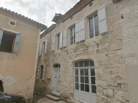 In the heart of a pretty village in the Tarn et Garonne, ideal for a young couple or holiday home. This spacious stone building of approx. 165 m² has a lot to offer. Ground floor: beautiful door to entrance hall, kitchen, living room, bedroom, wc. A ...