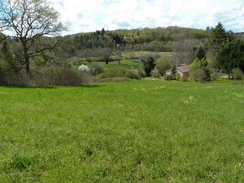 Nice plot of building land of 8560m² with views. The CU has now lapsed. Water point available and road access. The plot is in walking distance of the Bastide.