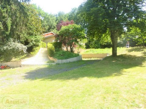 TARN (81) For sale on the outskirts of Graulhet in the Tarn, a house on two levels (Garden level + a large semi-buried basement) of approximately 113 m2 of living space with a garage, laundry rooms and annexes, all on flat land, with trees of 2,200 m...