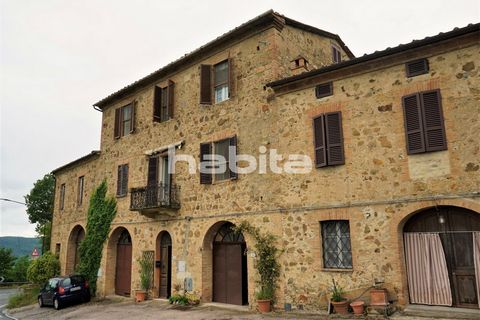 Wonderful and atmospheric, fully licensed farm with 13 hectares of land, of which over one hectare of Chianti DOCG Colli Senesi vineyard and over two hectares of Tuscan IGP olive grove (300 productive plants), as well as two rustic apartments in a ty...