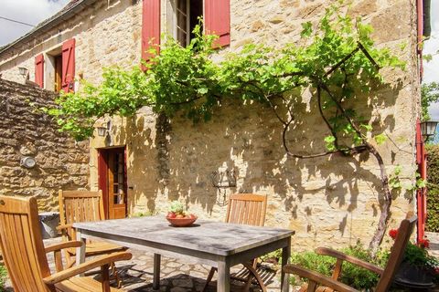 Située à Saint-Cybranet Aquitaine dans le sud de la France, cette maison de vacances possède 2 chambres à coucher pour 5 personnes. Les visiteurs peuvent profiter d'un barbecue dans le jardin et accéder gratuitement au WiFi dans cette propriété adapt...
