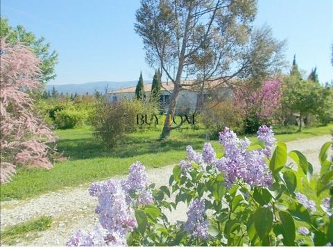 Buyhom offers for sale this beautiful property on one and a half hectares of land with a swimming pool in the countryside of Isle sur la Sorgue. It consists of a spacious villa of more than 327m2 of living space articulated around a patio with awning...