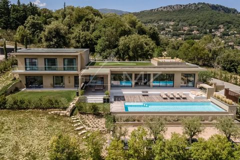 In a gated estate close to the village and shops, this contemporary villa of around 280 sqm enjoys magnificent sea views. The villa offers a total of 4 bedrooms, including a ground-floor master bedroom, and very generous living spaces bathed in natur...