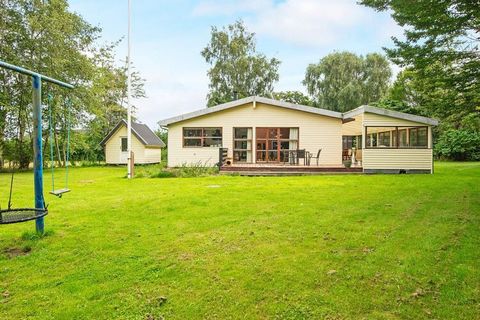 Holiday home located on a secluded natural plot close to the sea at Skødshoved. The house contains three good bedrooms, bathroom and good kitchen / living room. From the family room there is access to a large, covered terrace. The entire window secti...