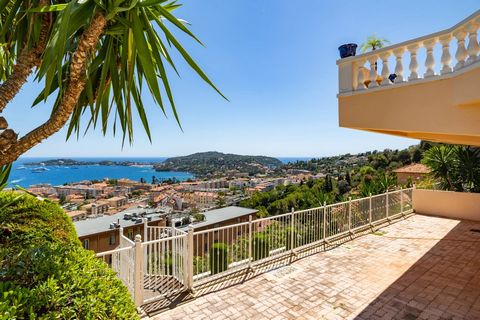Situated on the heights of Beaulieu-Sur-Mer, in quiet surroundings, close to the shops, beautiful villa of approx. 160 m2 with panoramic sea views over Saint Jean Cap Ferrat. Built on 3 levels, this property has a lift serving each level. Accommodati...