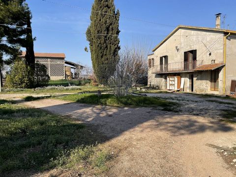 On the wonderful hills of the Montefalco countryside, we offer for sale a large property to be restored consisting of a semi-detached house free on three sides, agricultural outbuildings to be recovered, a portion of a barn and land. The house of abo...