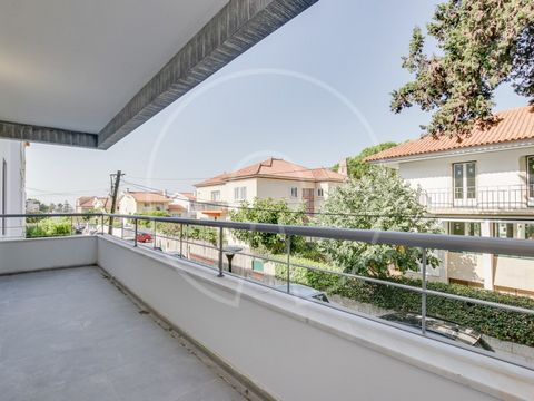 Excellent 3 bedroom apartment located in the centre of Carcavelos. The apartment comprises: - Entrance hall - Large living room of 40 sqm with access to the balcony - Fully equipped kitchen - Guest bathroom - 2 bedrooms with a support bathroom - 1 ma...
