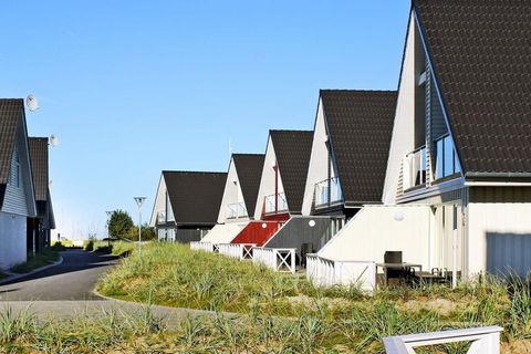 Esta casa de vacaciones danesa adosada lujosamente amueblada de 2 plantas se encuentra en el conocido puerto deportivo Marina Wendtorf junto a la bahía de Kiel en la tercera fila, bellamente rodeada de hermosas playas de arena y un área natural. La c...