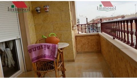 Grupo Immosol presents this apartment in Almoradi in downtown area, 100 m2, 3 double bedrooms, 2 bathrooms, property in good condition, kitchen, ceramic floor, aluminum exterior carpentry. Only first qualities. Pre-installation air conditioning, fitt...