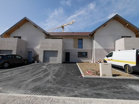 In the town of Mésigny at the exit of the Balme de Sillingy and a few kilometers from the shopping center of Epagny, make a real estate purchase by booking your semi-detached villa composed of 3 bedrooms, a beautiful living room and extended by a lar...