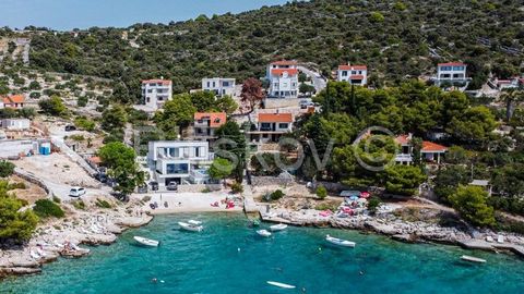 Located on a peninsula, as part of the municipality of Marina, Sevid is a small tourist destination, an ideal place for people looking for a peaceful vacation (natural beauty, clear sea and coast). FIRST ROW TO THE SEA, detached house of approx. 80 m...