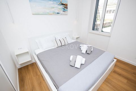 Split, Lovret, in a smaller residential building, apartment with a total usable area of 56m2. It consists of a kitchen with a dining room and a living room, a bedroom, a bathroom and a terrace. The apartment is air-conditioned, completely renovated, ...