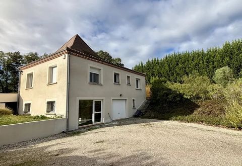 Let yourself be seduced by this magnificent property nestling in the heart of the peaceful commune of Le Lédat, just 10 minutes from Villeneuve-sur-Lot. This unique property offers the perfect combination of charm, contemporary comfort and breathtaki...
