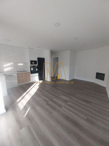 Excellent 3 bedroom apartment fully refurbished in the middle of Avenida João Deus. The property consists of a fully equipped kitchen, all appliances are all built-in. The wonderful kitchen also features a magnificent island. The living room in open ...