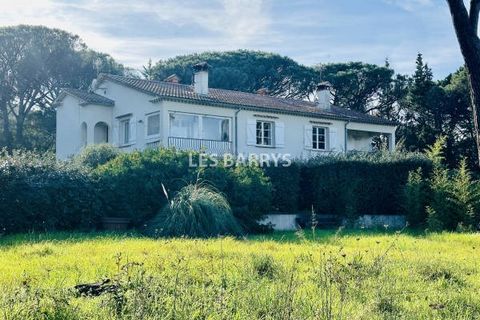 We are pleased to offer you for sale in Gassin, a villa of 360 m2 carefully subdivided into four apartments of 90 m2 each. It occupies a generous plot of 3970 m2 and is ideally positioned in the immediate vicinity of Saint-Tropez. Its quiet location ...