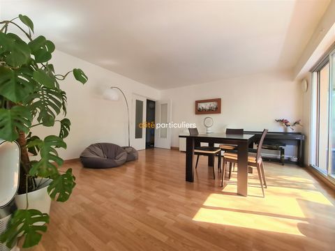Your Côté Particuliers agency presents you in the town of Saint Germain en Laye, Schnapper sector, at the foot of schools, shops and transport, in a well-maintained condominium, an upstairs apartment with elevator of 4 rooms of 92.58m2. This apartmen...