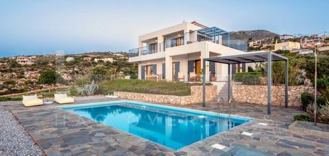 Deze design villa te koop in Apokoronas, Chania Kreta, is gelegen in de badplaats Kokkino Chorio. De villa is verdeeld over 2 verdiepingen en bestaat uit 3 slaapkamers en 2 badkamers. De villa heeft een totale woonoppervlakte van 135m2, zittend op ee...