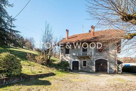 Located close to all amenities and 10 minutes from Annecy city centre, this characterful building to renovate includes an old farmhouse from the eighteenth century and an old mill, representing a total floor area of approx. 495 m2. Real estate comple...