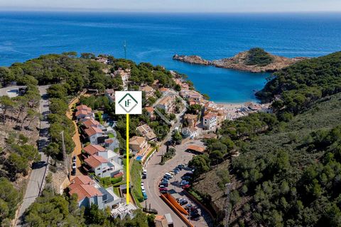Lucas Fox presents this wonderful 240 m² duplex apartment, with great views of the sea and easy access to Sa Tuna beach 100 meters away, one of the most beautiful coves on the entire Costa Brava. The property has been kept in perfect condition by the...
