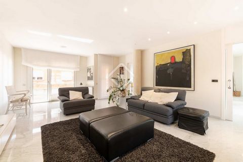 Lucas Fox presents this impressive house with three winds in a central and residential area, away from the noise of the city, in Sabadell. This house stands out for its sober and elegant architecture, timeless and current at the same time. The proper...